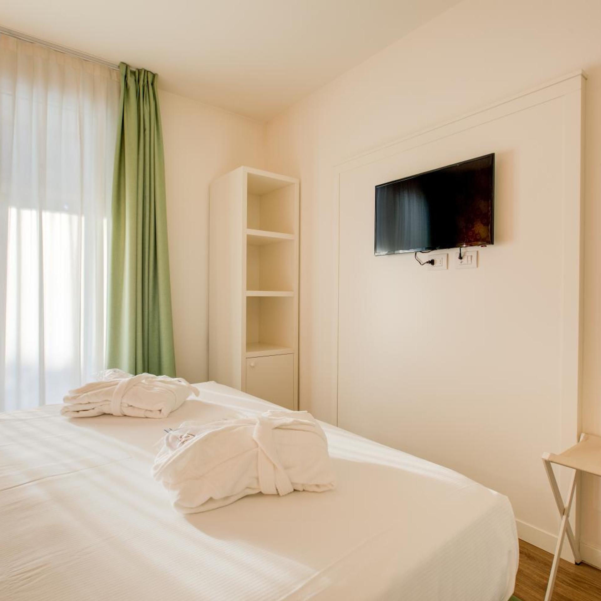 Room, Double Bed, Hot Tub