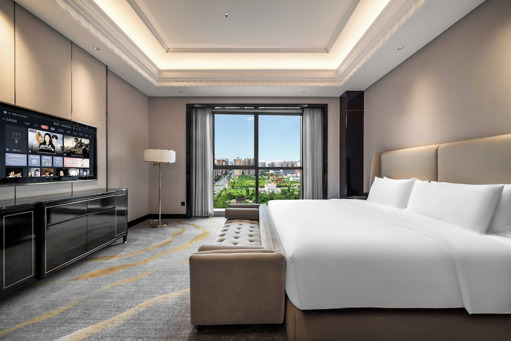 1 Bedroom, Crown, Suite, King Bed
