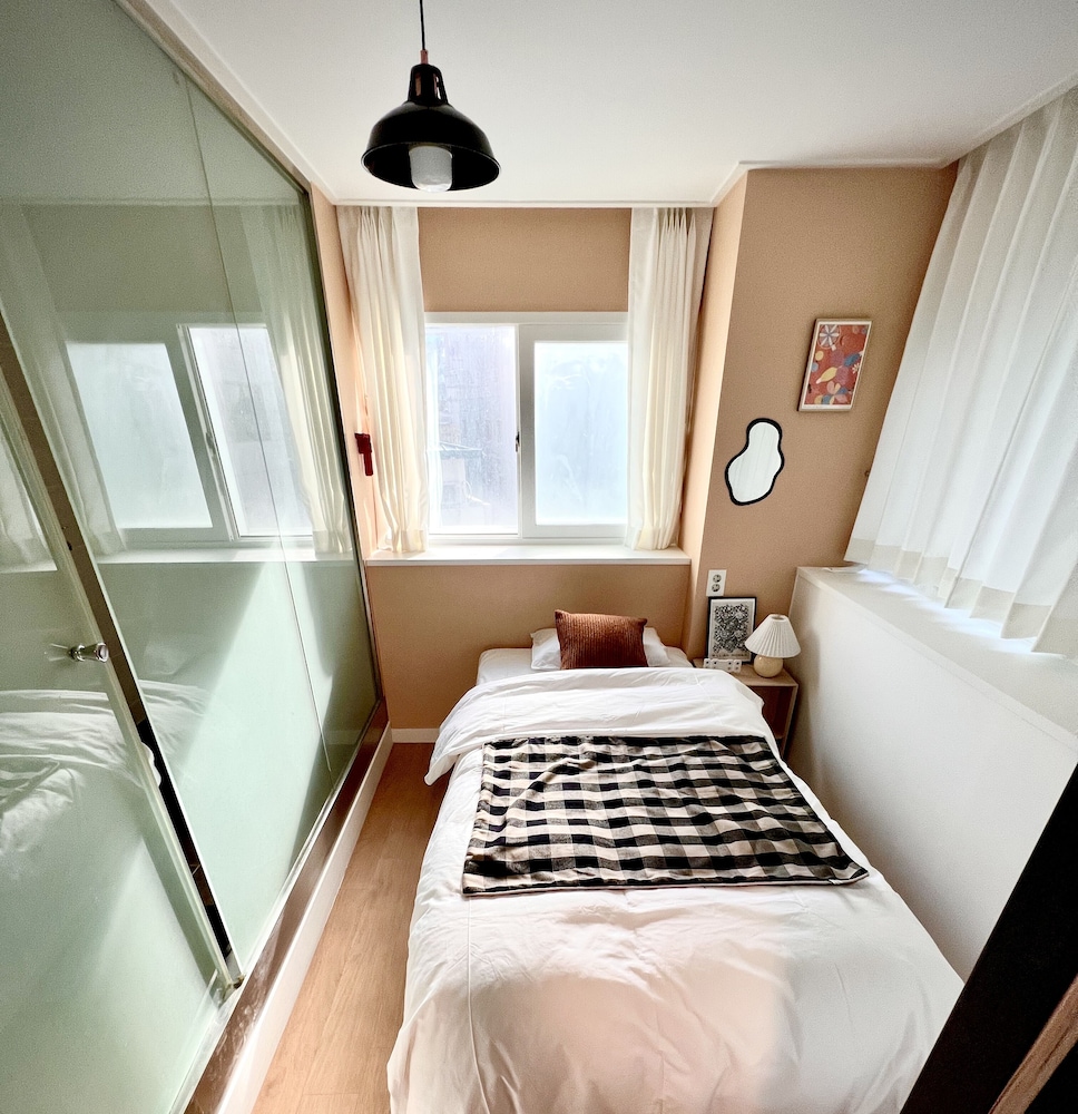 ROOM, SINGLE
