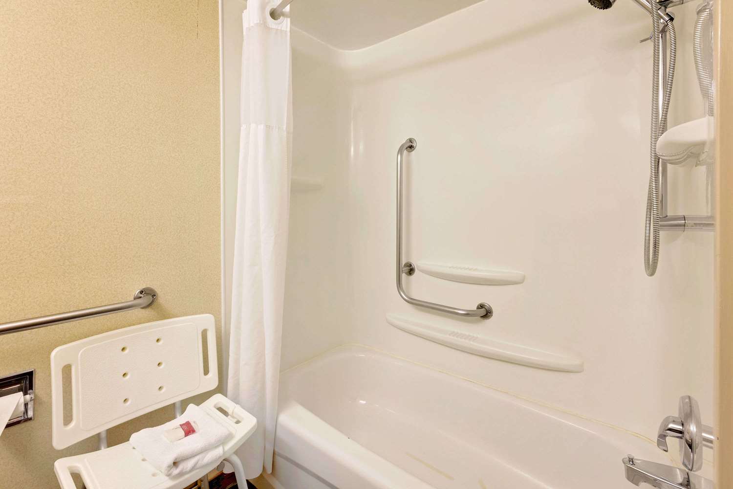 Ramada By Wyndham Pinewood Park Resort North Bay 23/24