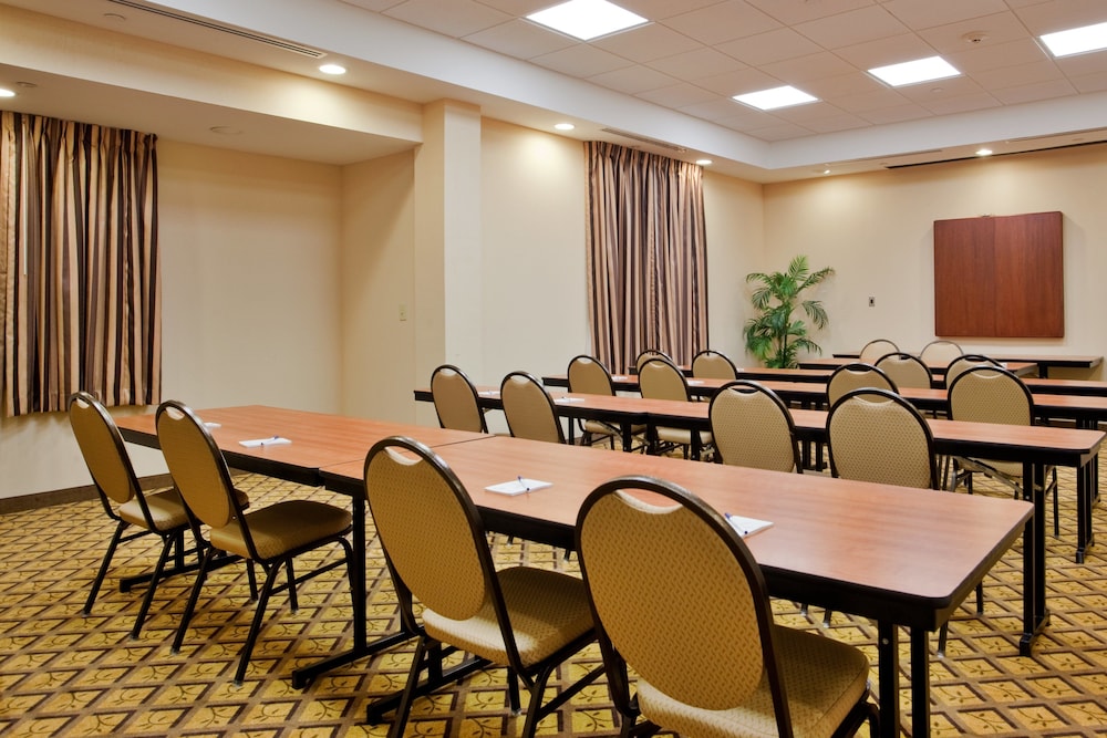 Candlewood Suites Norfolk Airport 30/38