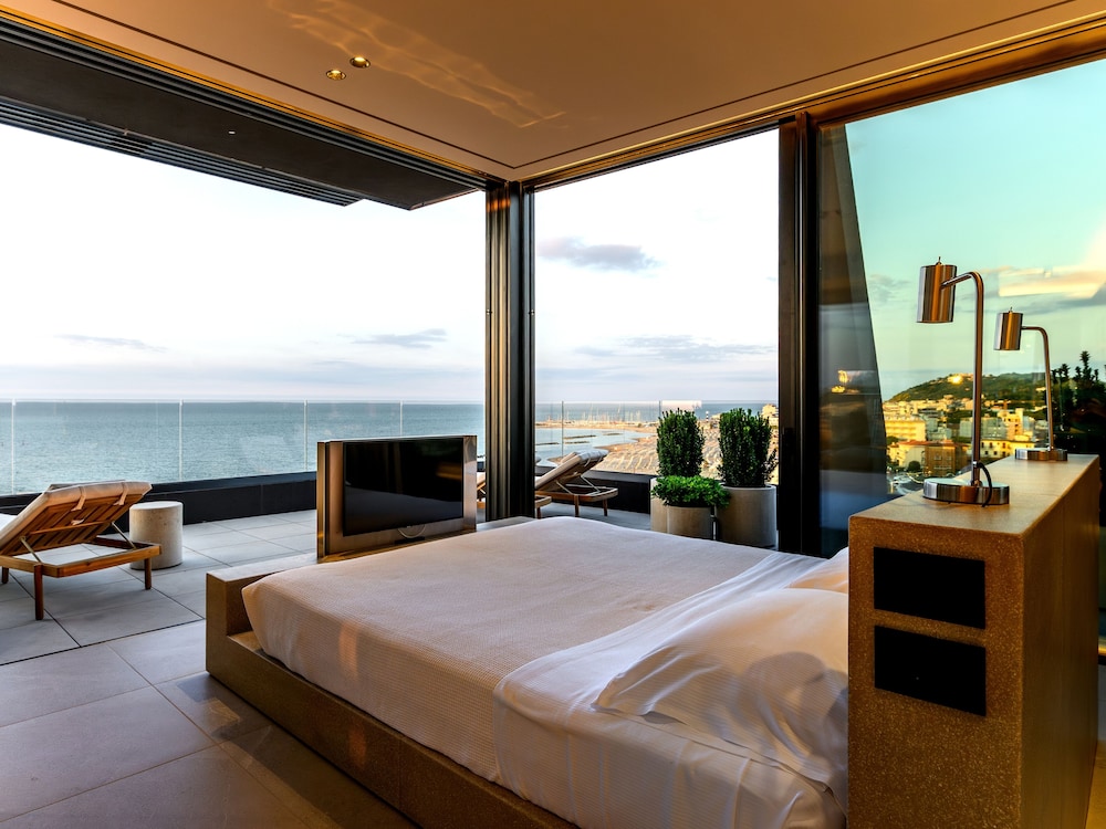 PALACE, PENTHOUSE