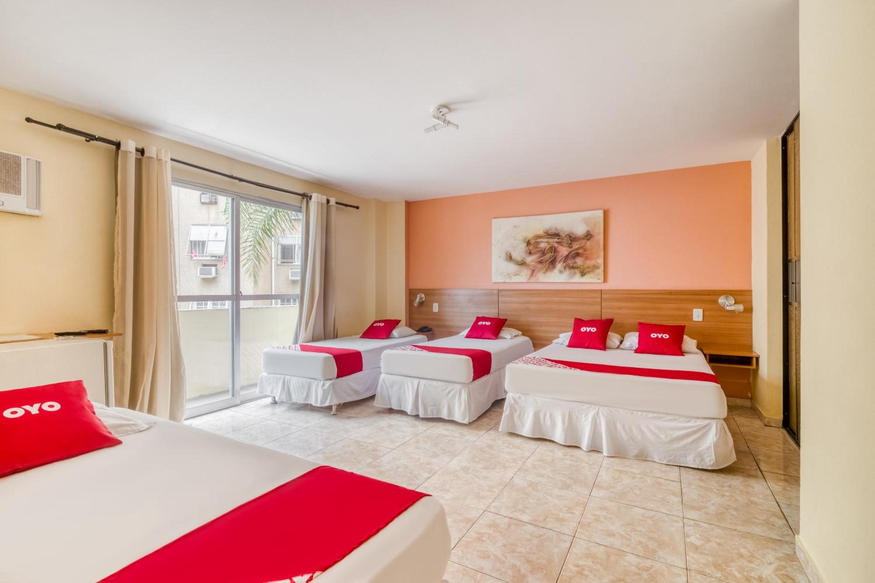 Room, Quintuple, 1 Queen and 3 Single Beds