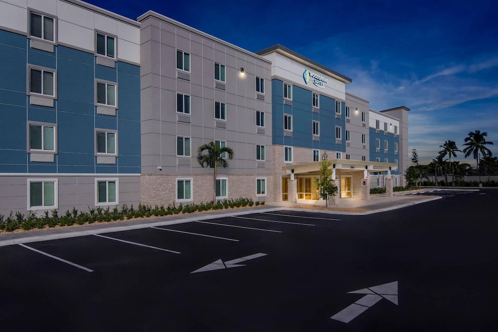 WoodSpring Suites Palm Springs - West Palm Beach, FL 7/44