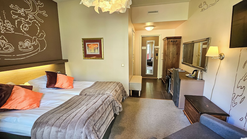 غرفة قياسية بسريرين منفصلين بحوض استحمام، Hullu Poro Hotel 2/10