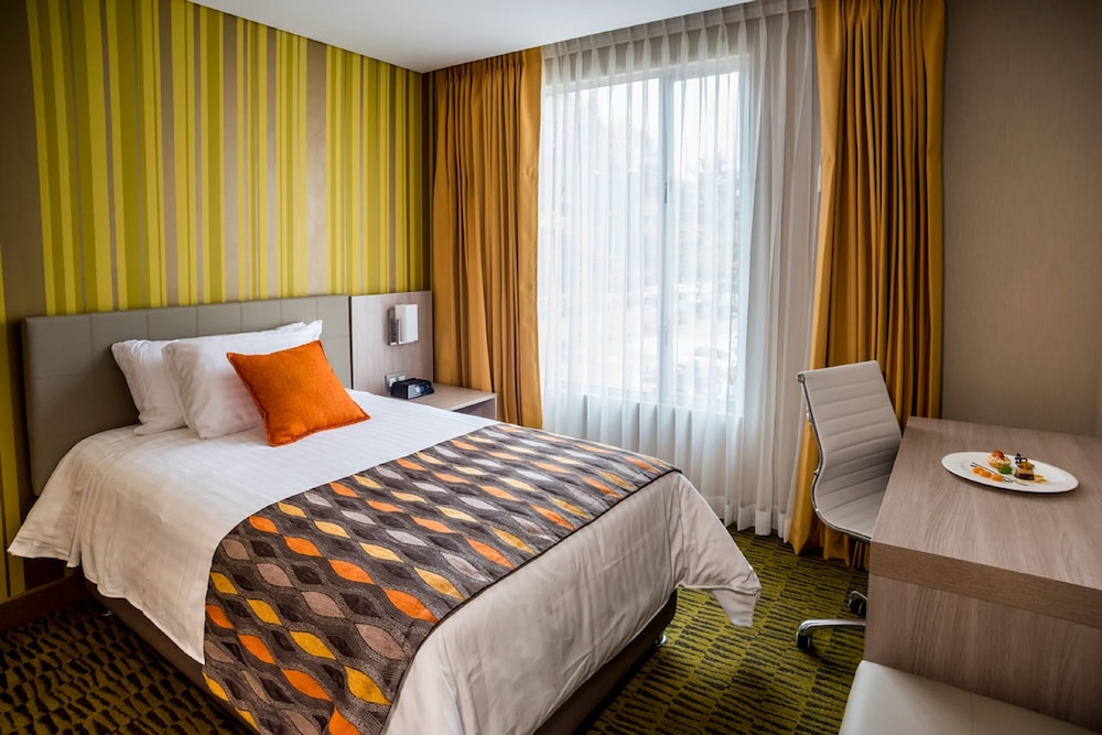 Hotel Plaza Suites 9/65