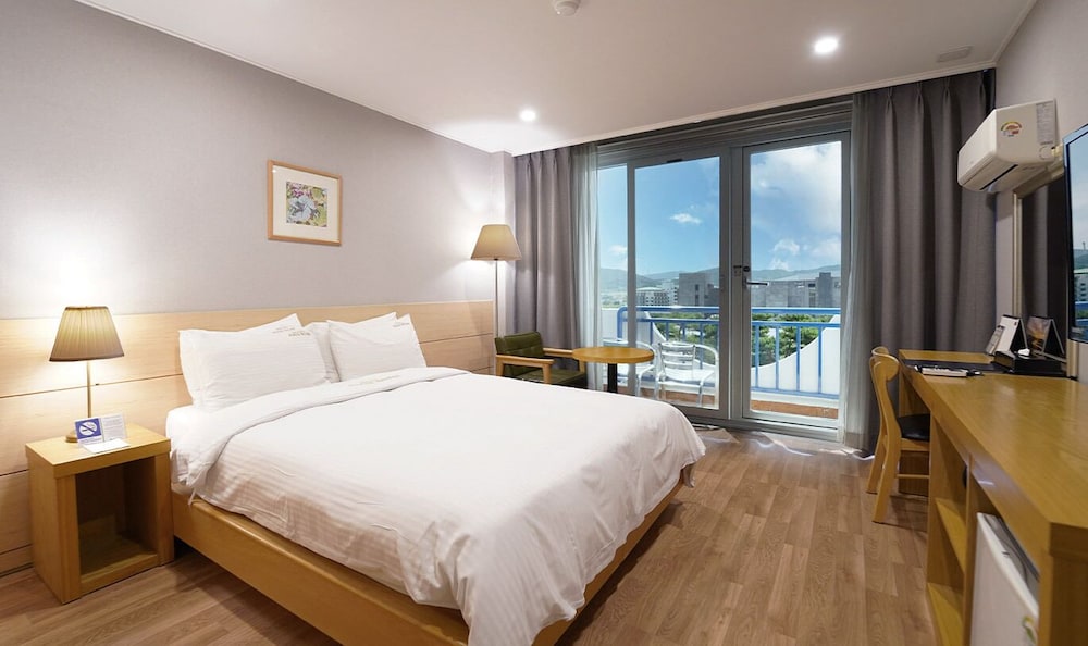 DELUXE, DOUBLE BED, BATHTUB