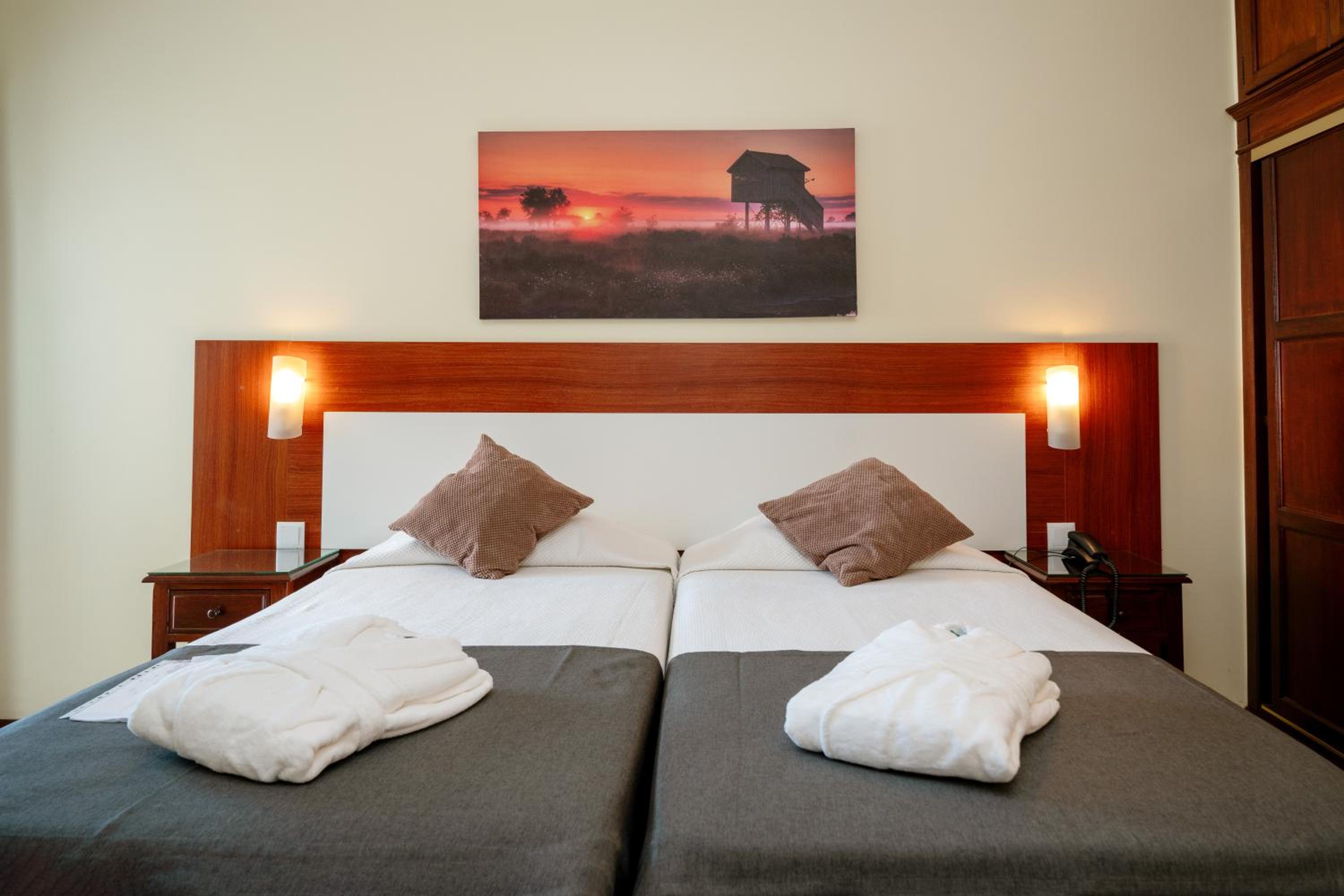 Standard, Twin Beds, Avenida Praia 8/10