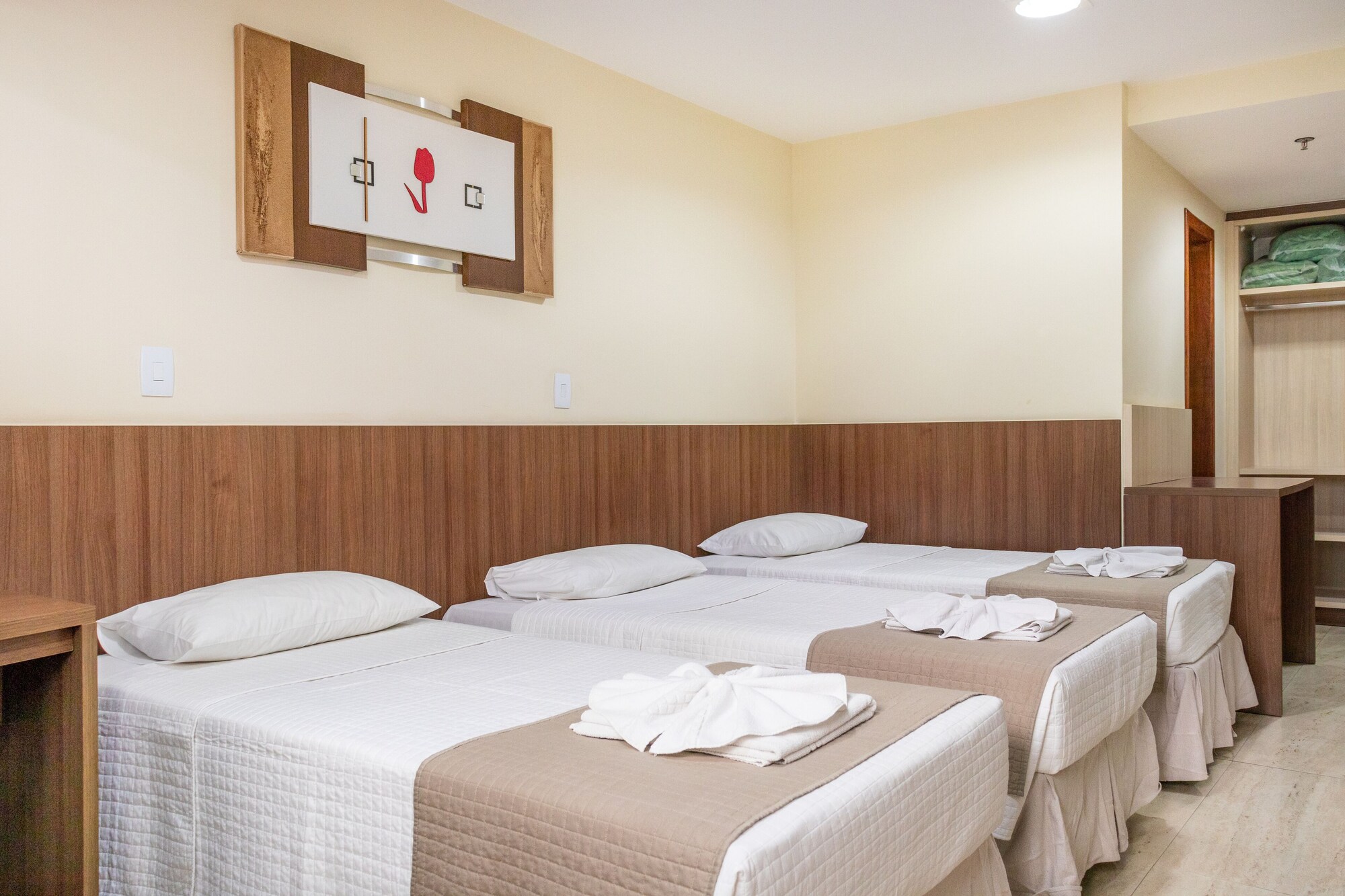 غرفة سوبيريور ثلاثية بسرير مزدوج وسرير فردي، Mediterranee Hotel 2/4