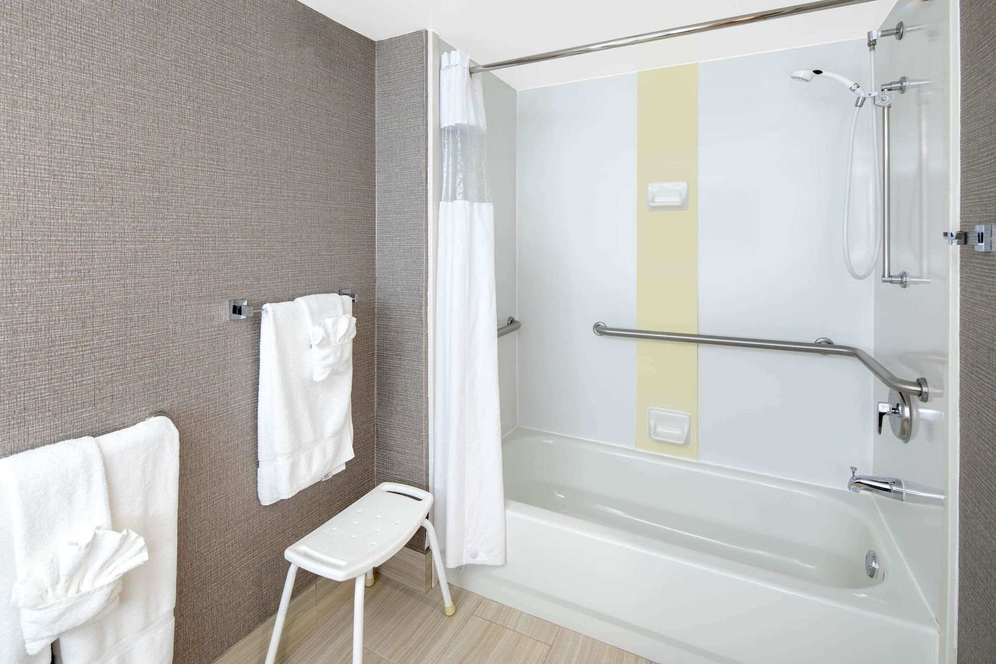 غرفة قياسية بسرير كينج لذوي الإعاقة، Wingate by Wyndham Greenville Airport 3/3