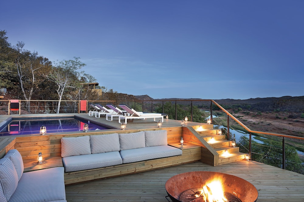 The Outpost Lodge 75/77