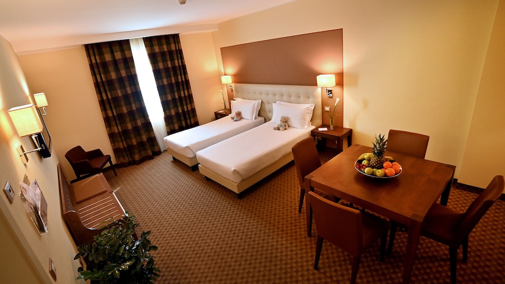 FAMILY, MULTIPLE BEDS