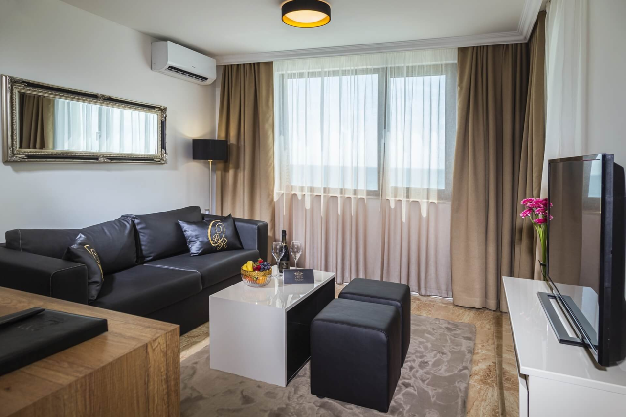 Onyx Beach Residence 30/50