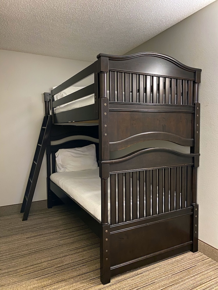Holiday Inn Express Suites Somerset Central 44/76