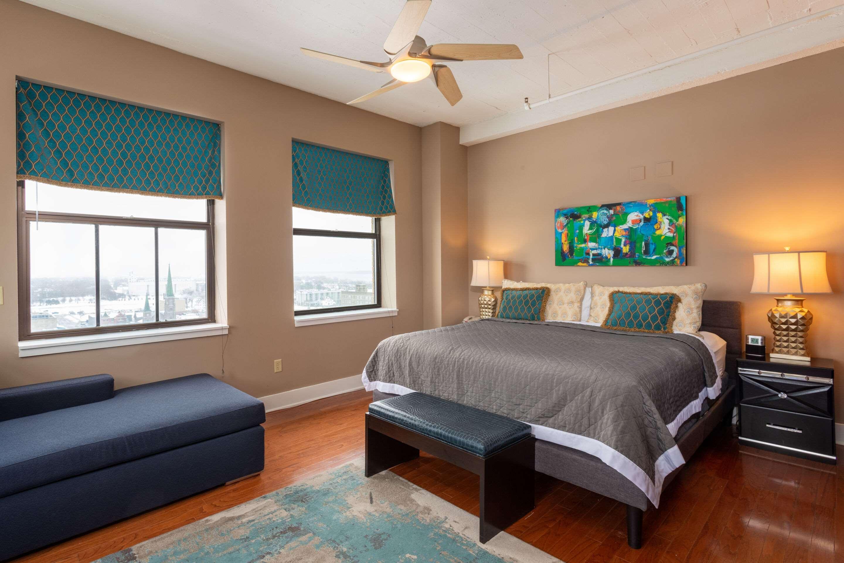 Efficiency, Suite, King Bed
