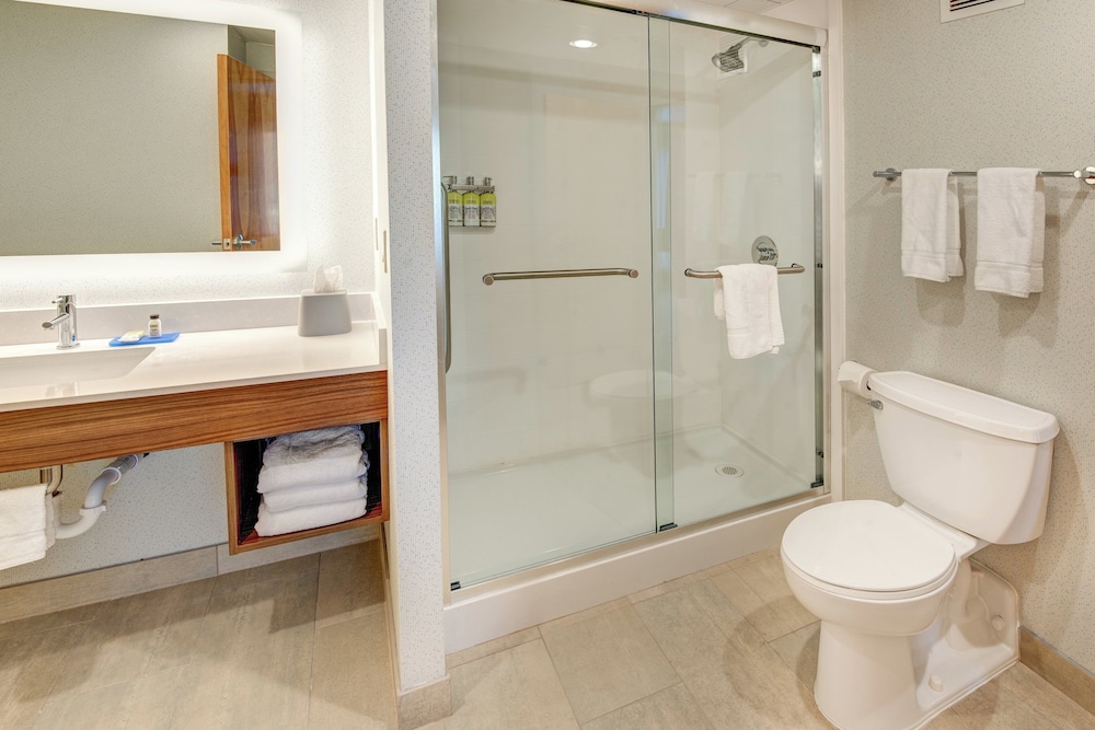 Holiday Inn Express & Suites West Long Branch - Eatontown 67/74