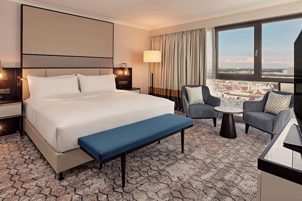 Grand, Park, Suite, King Bed, Lounge Access