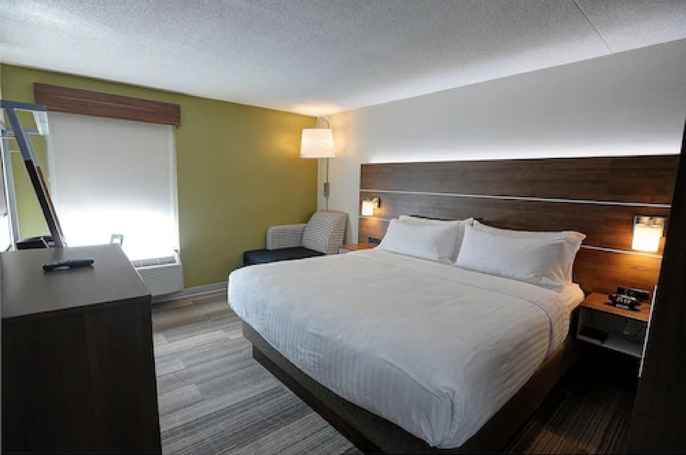 Holiday Inn Express Suites Toronto Airport West 17/55
