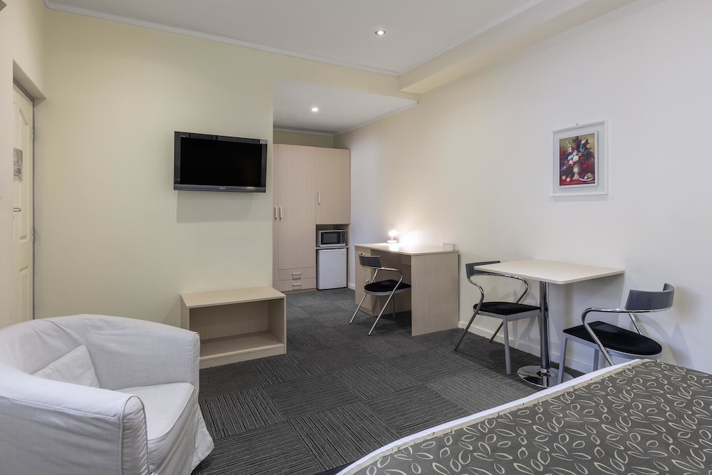 Adelaide Granada Motor Inn 45/65