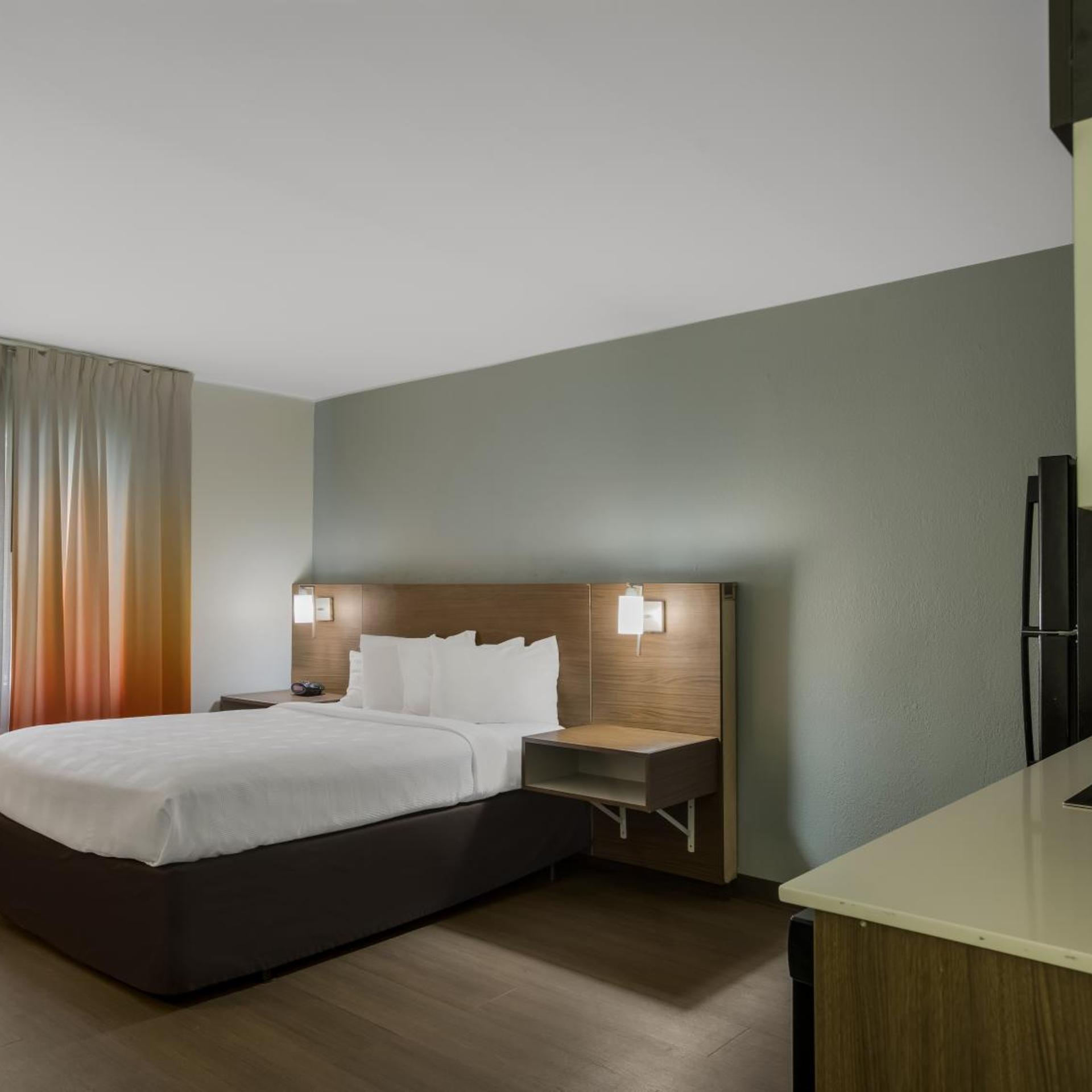 Efficiency, Queen Bed, Balcony