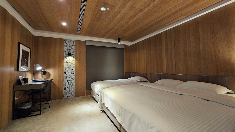 ROOM, TRIPLE, MULTIPLE BEDS