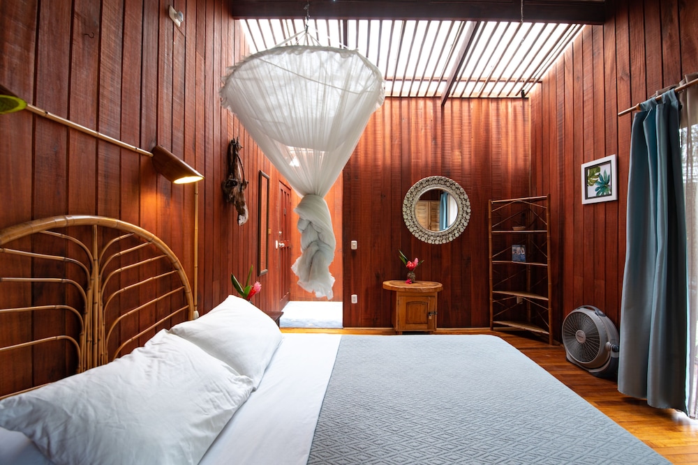 Dolphin, 1 Queen and 1 Single Bed