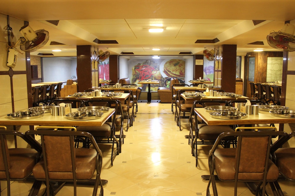 HOTEL MAHARANA INN 38/50