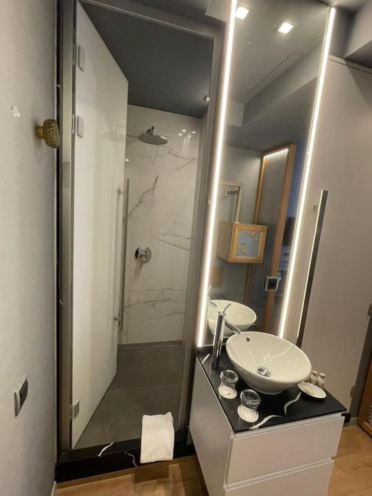 987 Prague Hotel 53/56