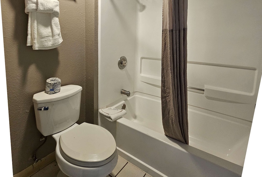 غرفة قياسية بسرير كوين، Rodeway Inn & Suites Rancho Mirage - Palm Desert Area 6/9