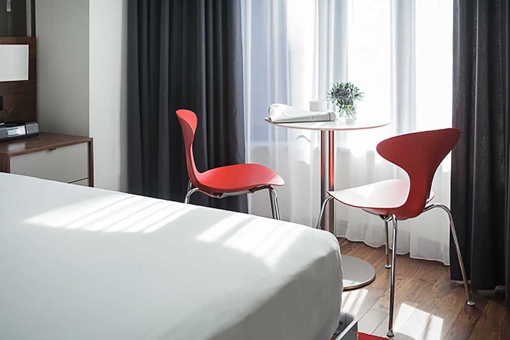 SUPERIOR, SUITE, KING BED, BATHTUB