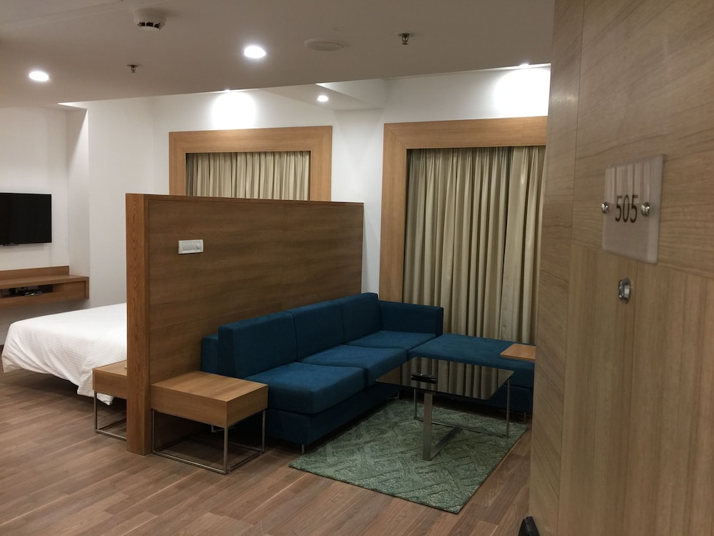 LEMON TREE HOTEL, SECTOR 60, GURUGRAM 45/65