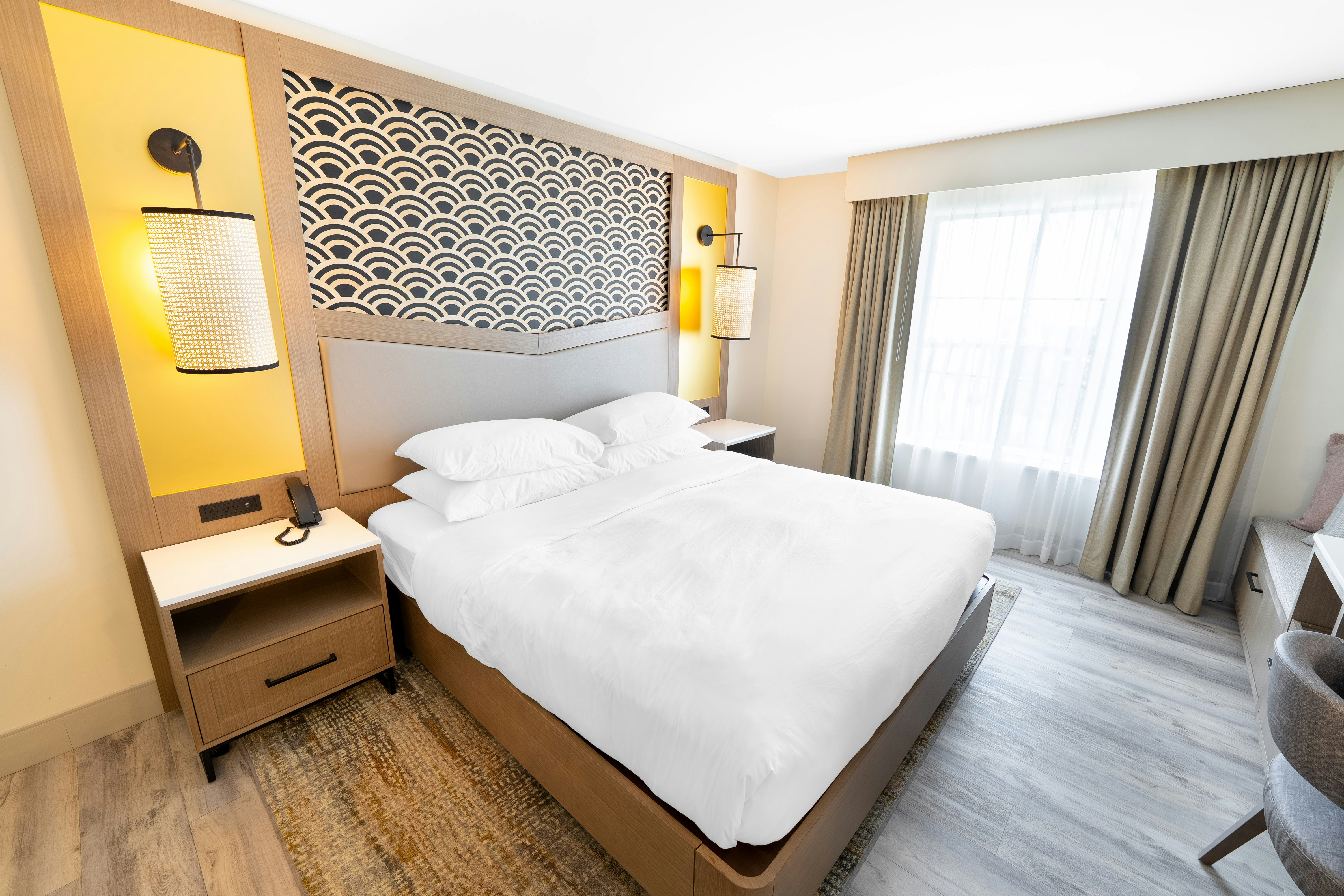 ROOM, KING BED, BALCONY