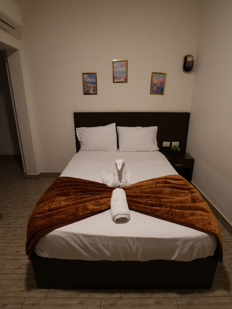 Montana Hotel 11/55