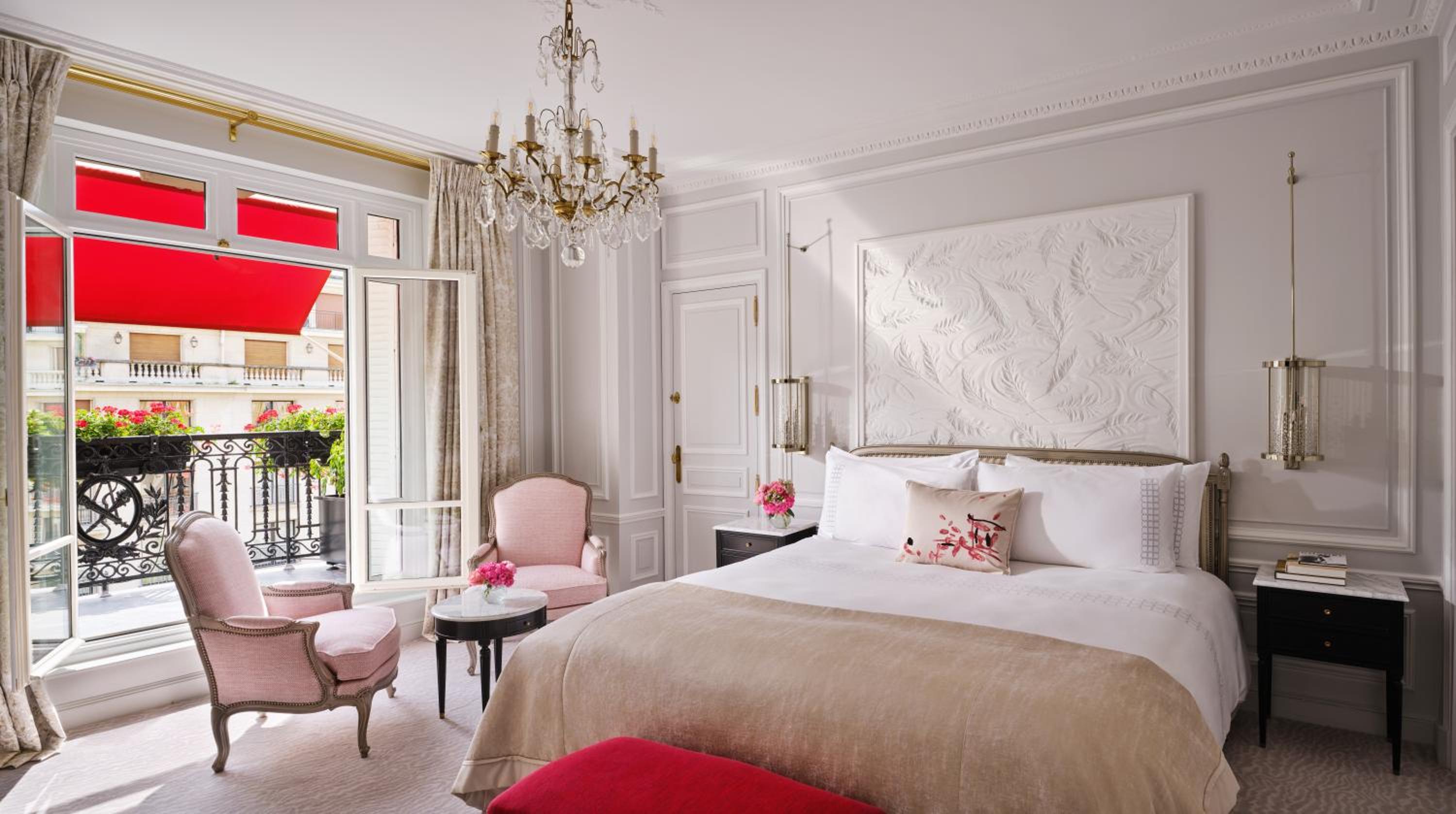 Avenue, Prestige, Suite, King Bed, Montaigne View, Balcony