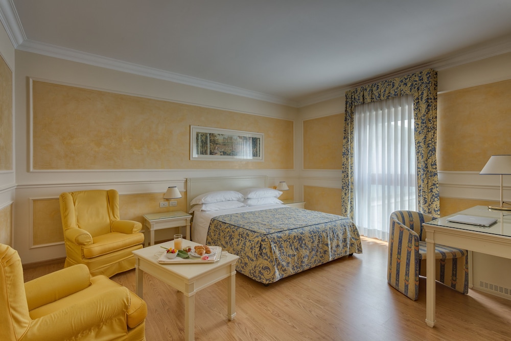 DELUXE, DOUBLE BED