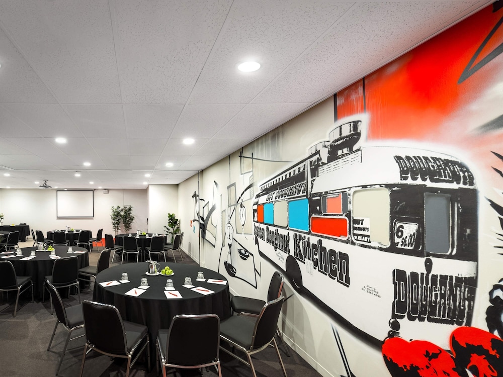 ibis Melbourne Hotel and Apartments 66/70