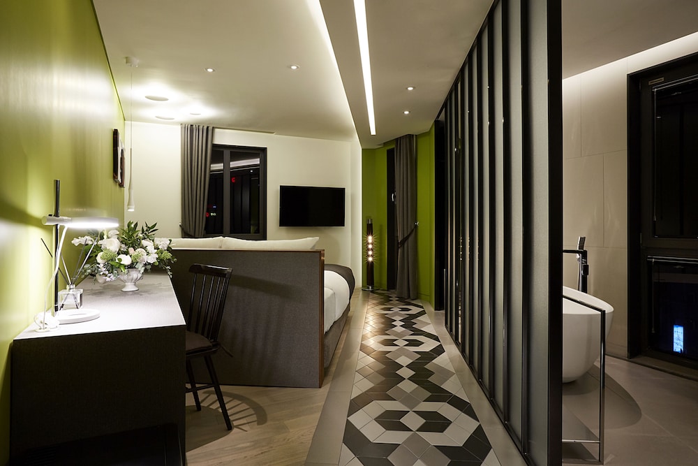 9 BRICK HOTEL 45/71