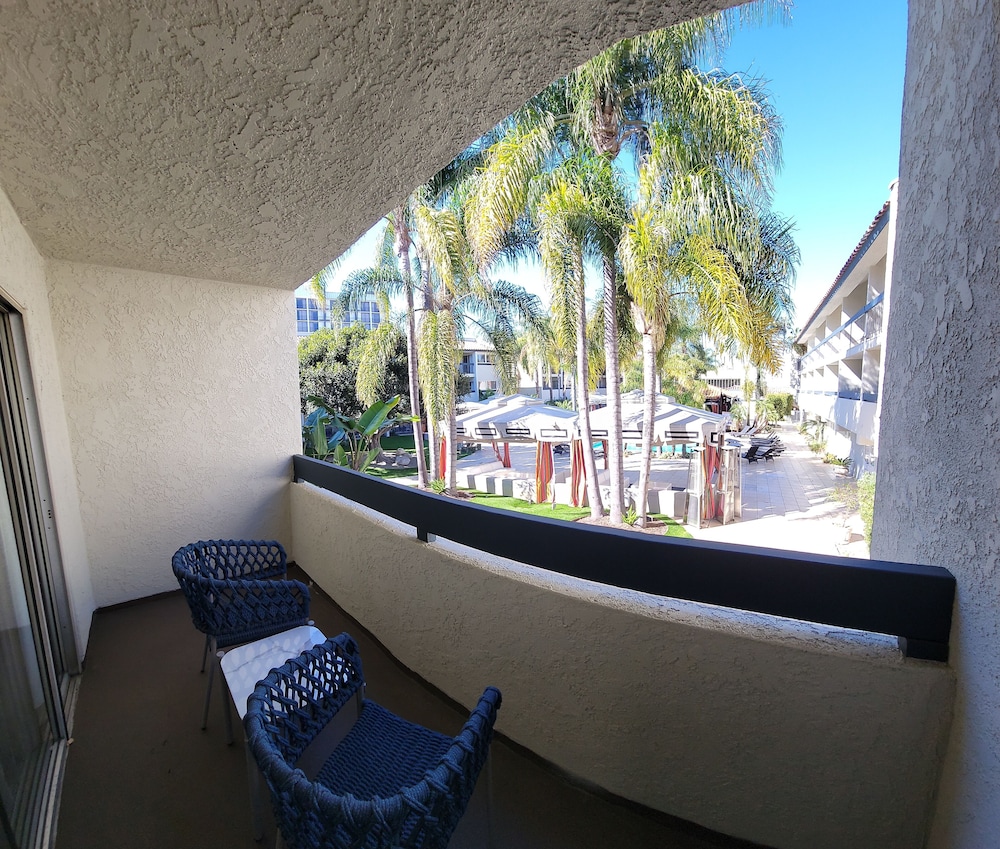 Atrium Hotel at Orange County Airport 20/61