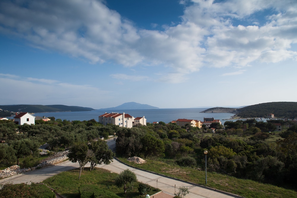 HOTEL ZLATNI LAV 36/37