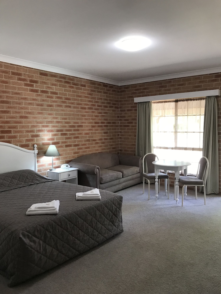 Country Gardens Motor Inn 28/33