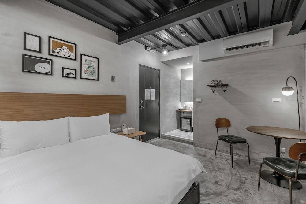 DELUXE, DOUBLE BED