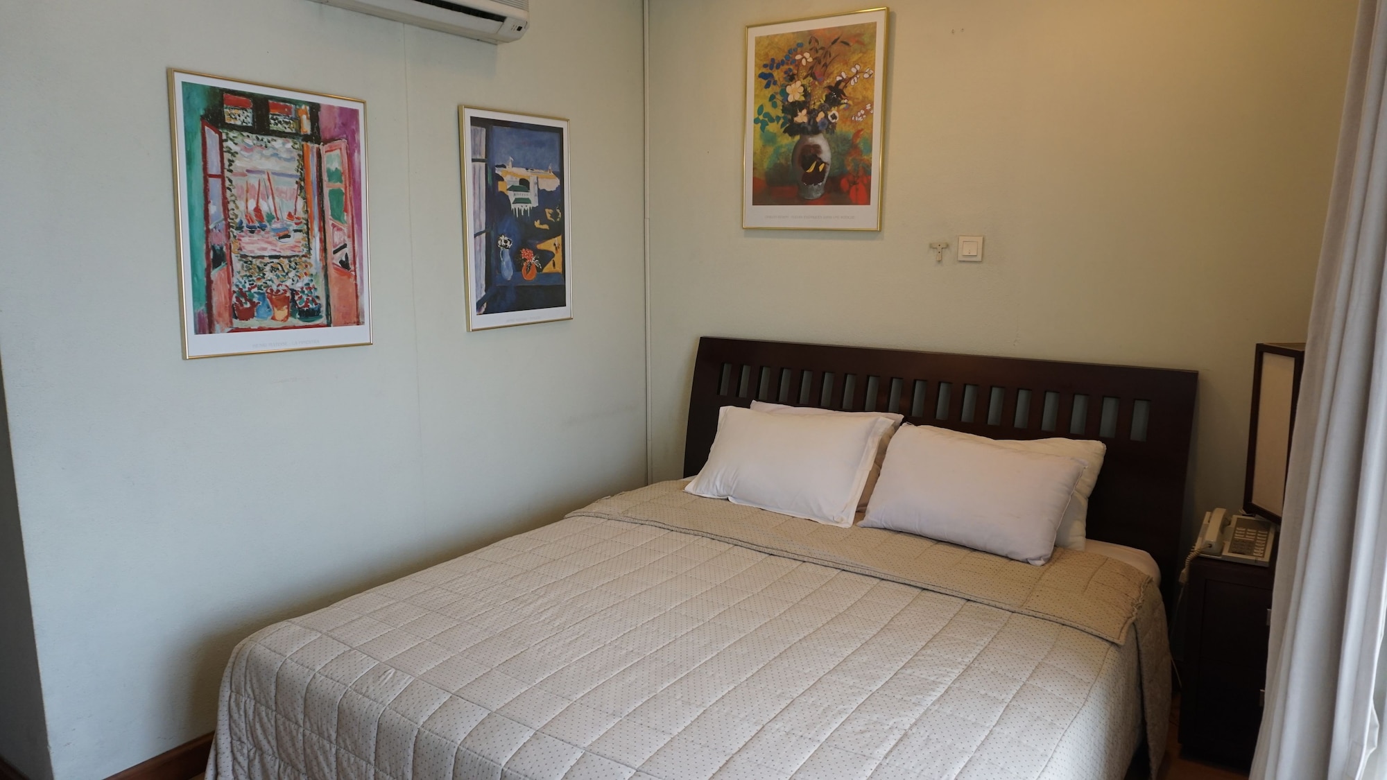 DELUXE, DOUBLE OR TWIN BED