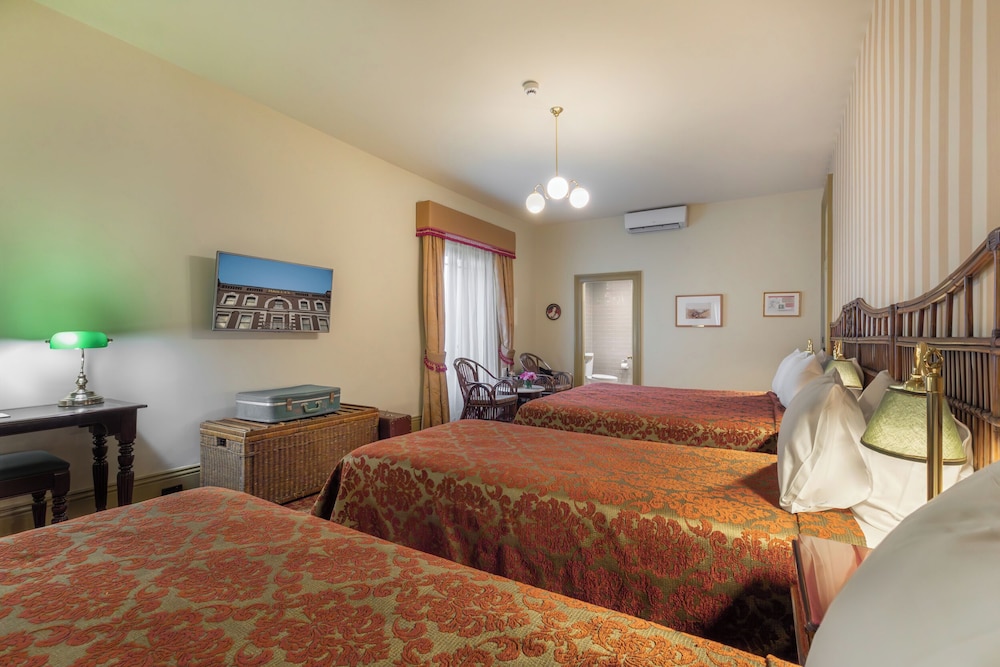 Hadleys Orient Hotel 11/47