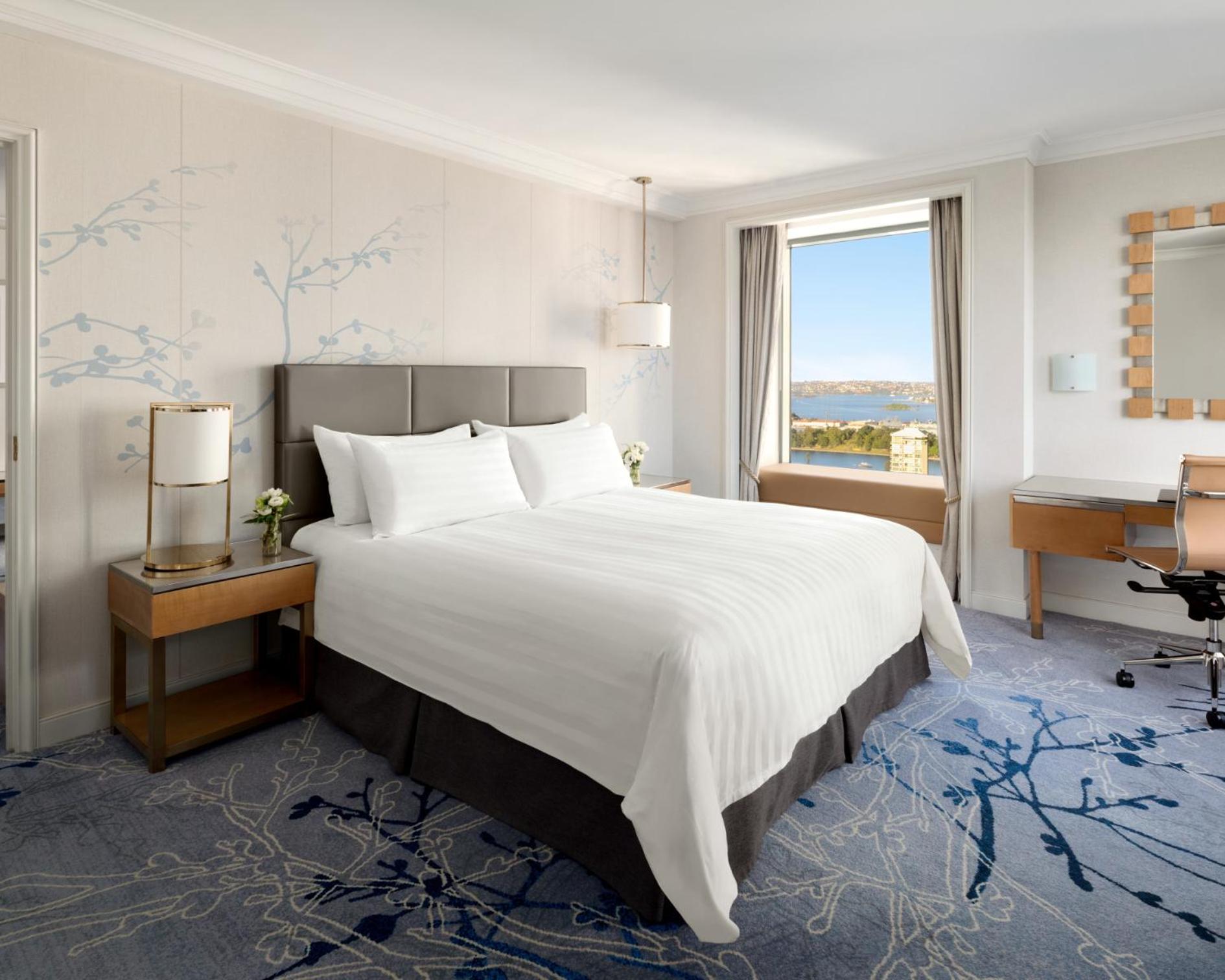 Ambassador, Suite, Club Lounge Access