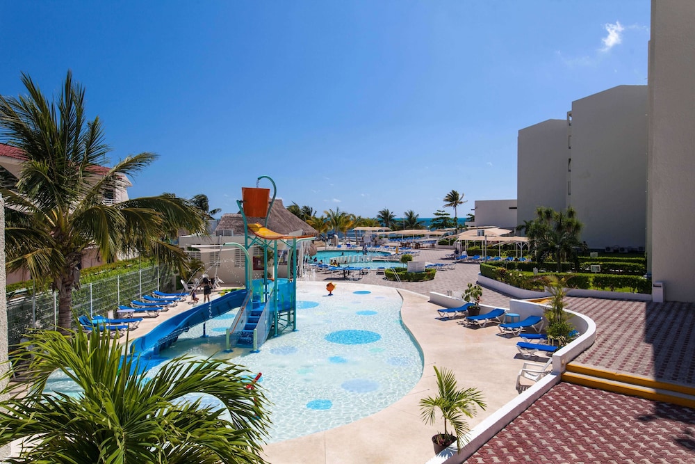 Aquamarina Beach Hotel Cancun 54/63