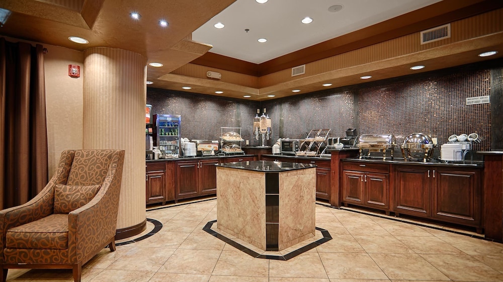 Best Western Plus KC Speedway Inn & Suites 25/31