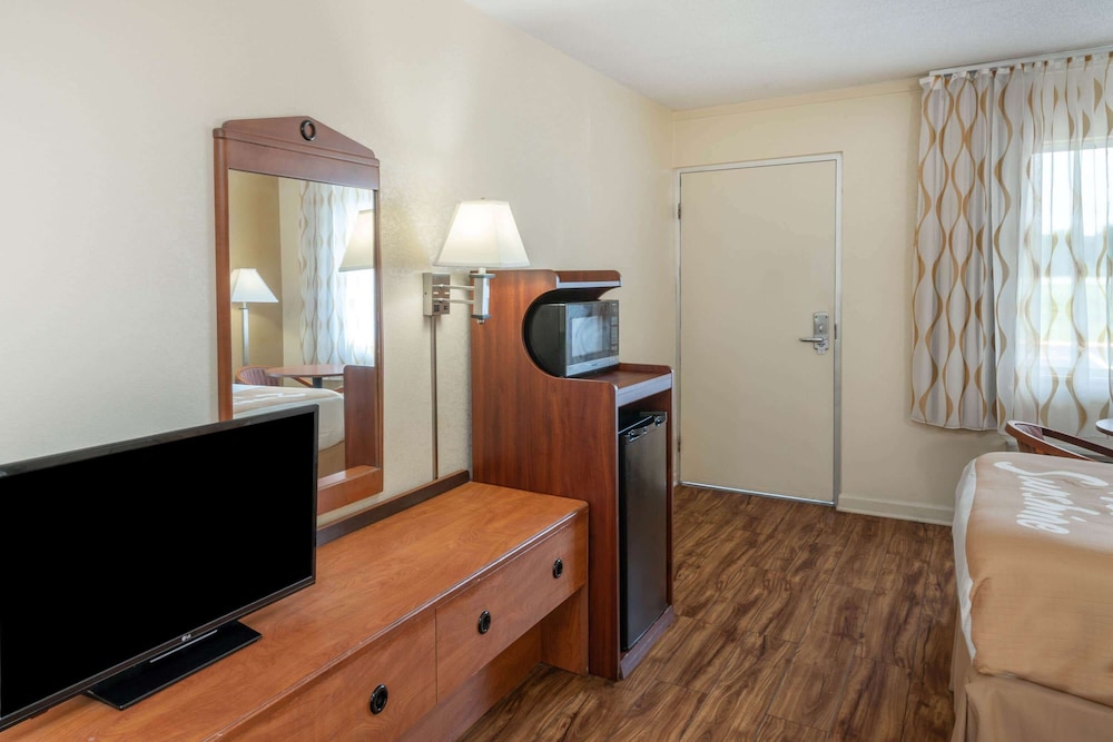 Days Inn by Wyndham Clarksville TN 32/53