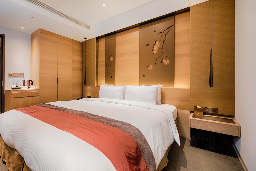 Classic, King Bed, No Window, High Floor, Accessible