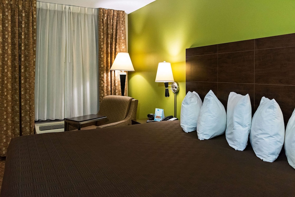 Rodeway Inn & Suites Clarksville near Governors Square Mall 18/22