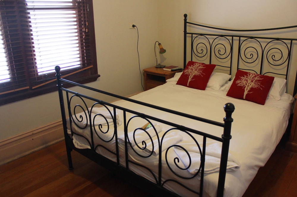 BURWOOD BED AND BREAKFAST 24/47